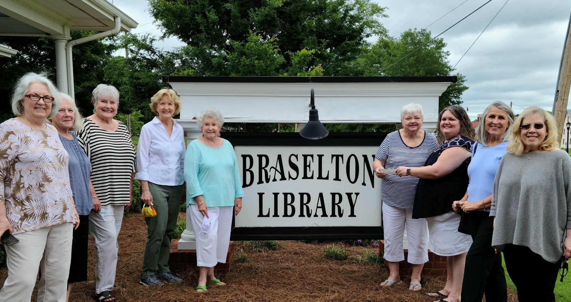 Woman’s Club donates to library